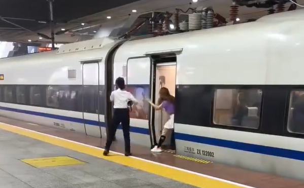 网传视频截图。