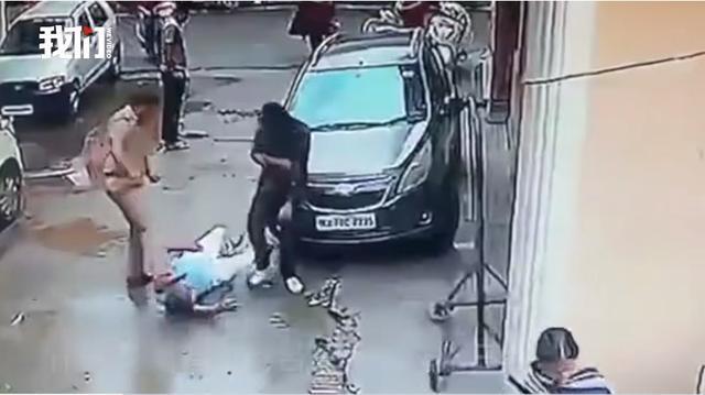 印度记者被警察残忍殴打