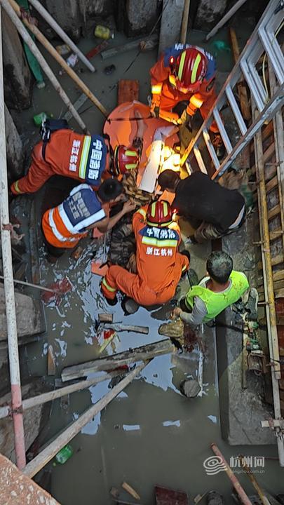 工人失足坠入深井 消防救援