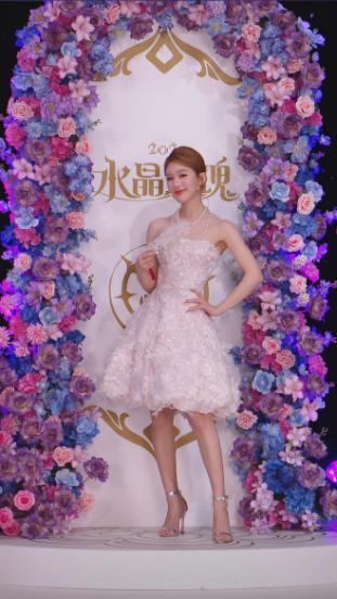 赵露思身穿水晶玫瑰裙亮相直播活动