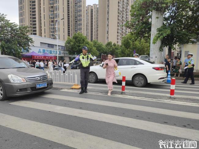 民警幽默喊话高考考生家长让路