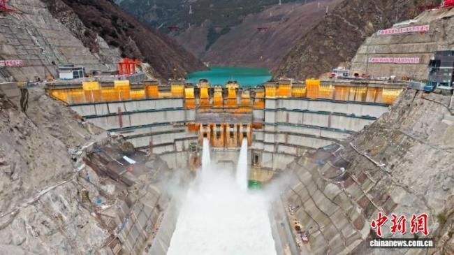 叶巴滩水电站首批机组投产
