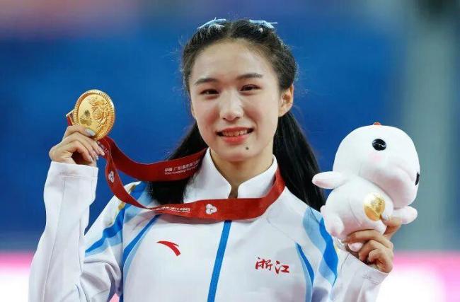 小孩姐陈妤颉再夺200米冠军