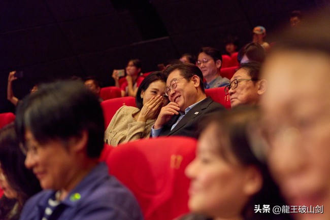 李在明和夫人一起看电影！