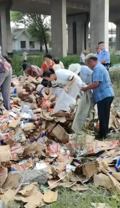 山东货车翻侧猪脚鸡腿散满地