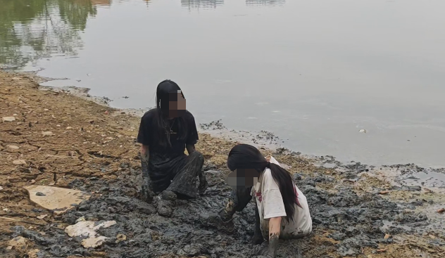 两女孩身陷泥潭 消防员成功营救！自救技巧要知道