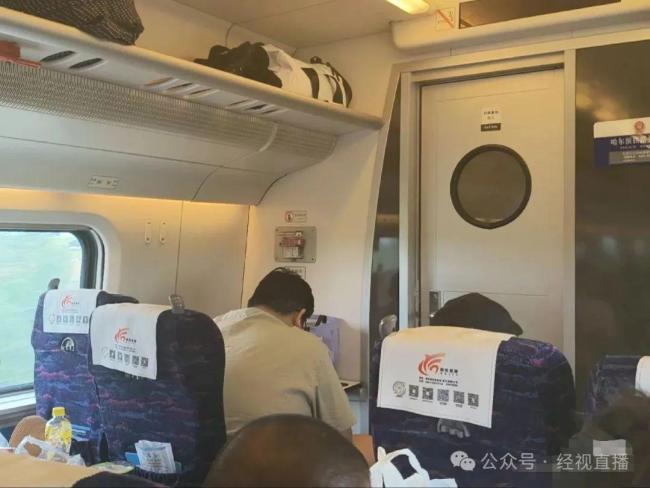 高铁邻座400斤男子致拥挤?12306回应