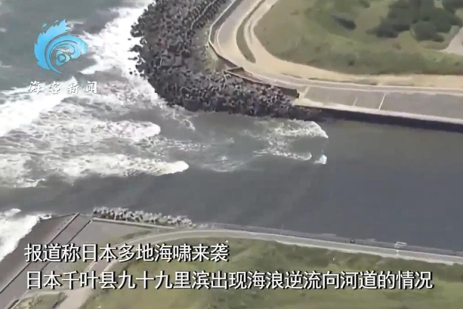 日本民众撤离到屋顶躲避海啸