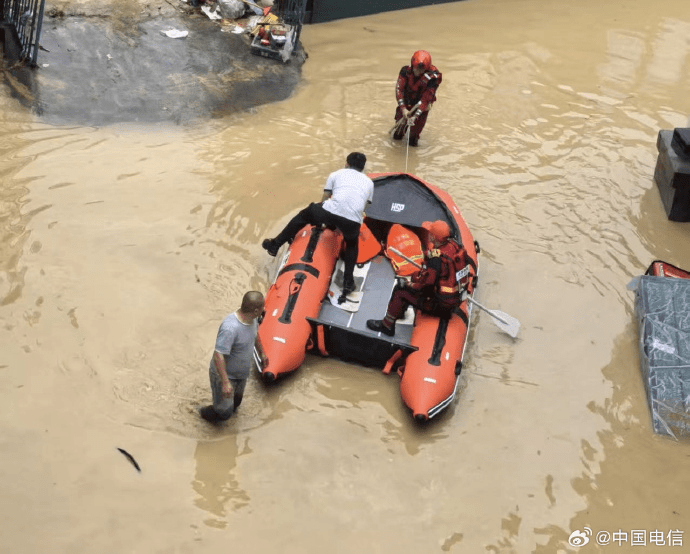 湖北咸丰暴雨，当地防汛抗旱指挥部调派125名消防救援人员，出动22台消防车、11艘舟艇。