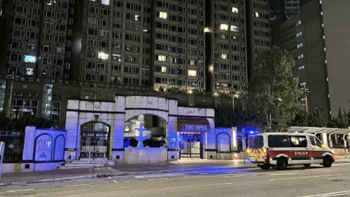 周四（17日）晚上10时许，和宜合道33号雍雅轩第二座走廊位置突然有烟冒出，住客纷纷报警求助。