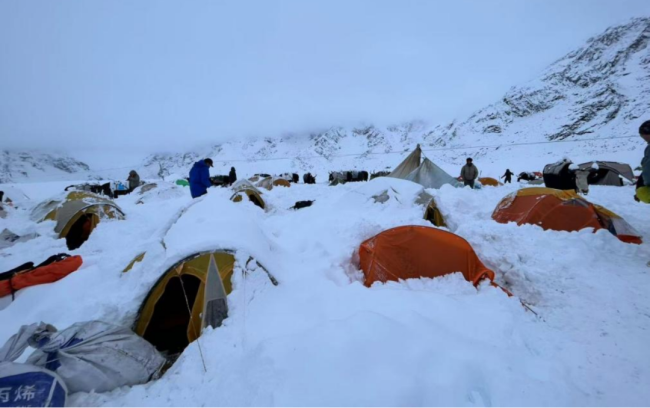 亲历珠峰暴雪游客:全身结冰 很恐怖