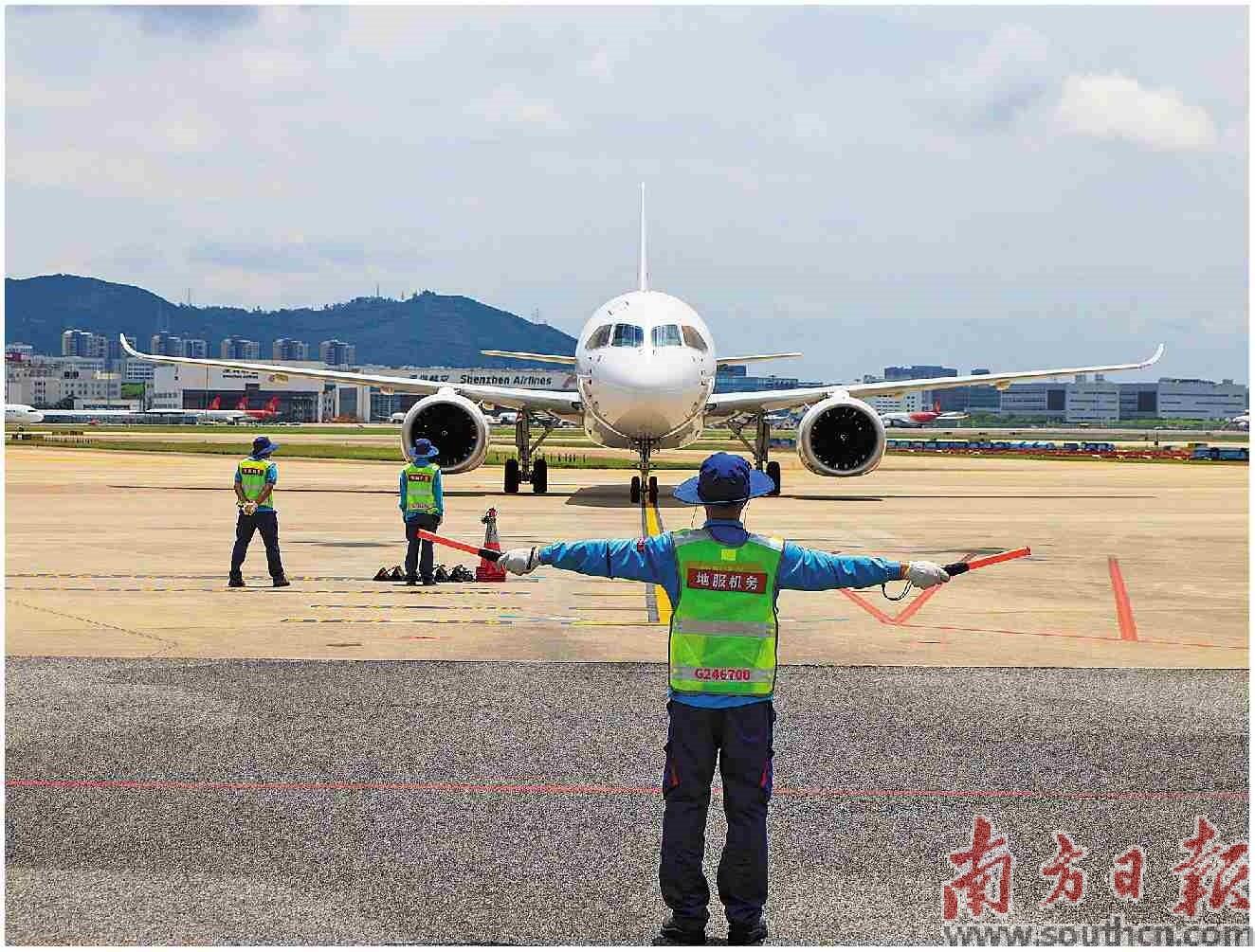 5月18日，深圳机场首次迎来国产大飞机C919。南方日报记者 鲁力 摄