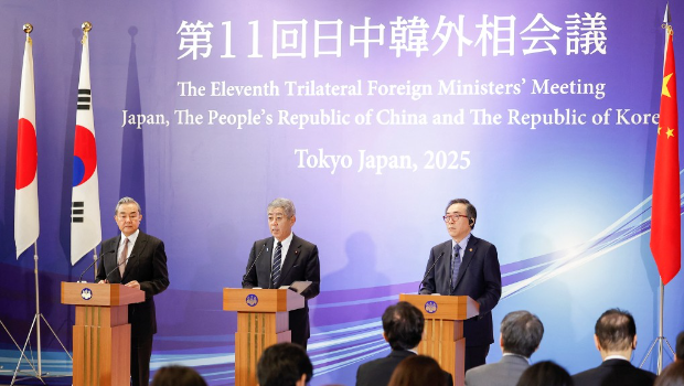 中日韩三国外长在东京会谈后举行联合记者会。路透社