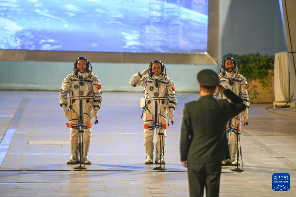 神舟二十一号航天员乘组出征仪式在酒泉卫星发射中心举行