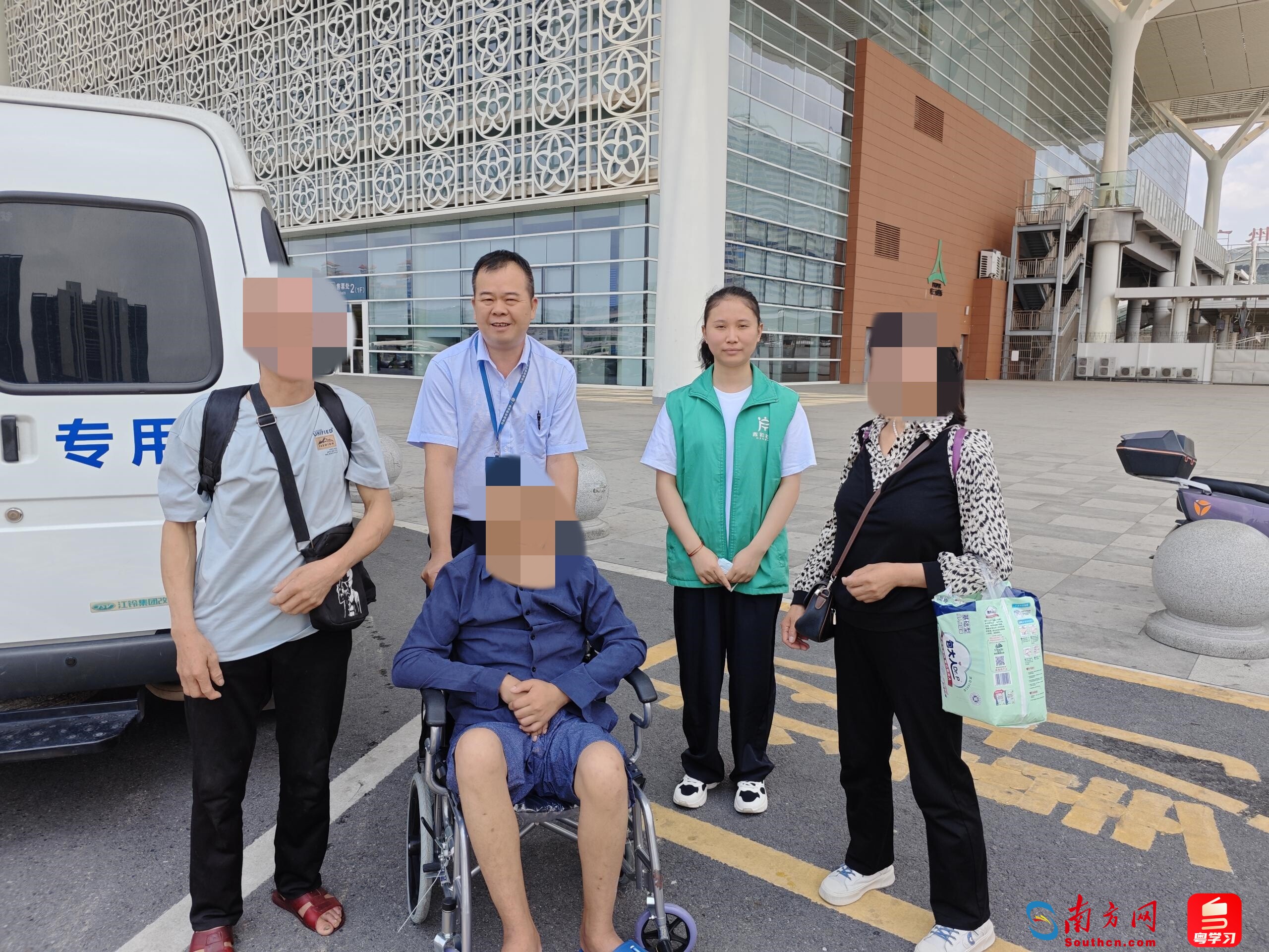 广州市救助站工作人员送小军和家人到高铁站