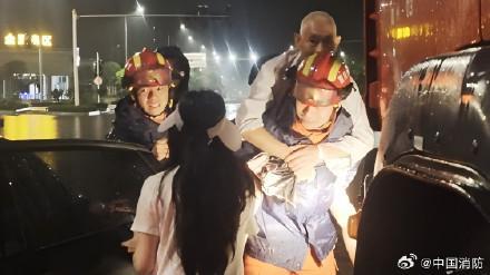 凌晨2点消防员背老人涉水求生