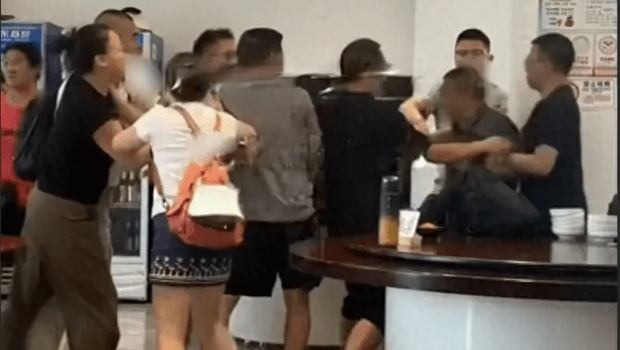 为“早餐时间”起冲突，湖北躁游客围攻民宿老板，与员工爆发混战。