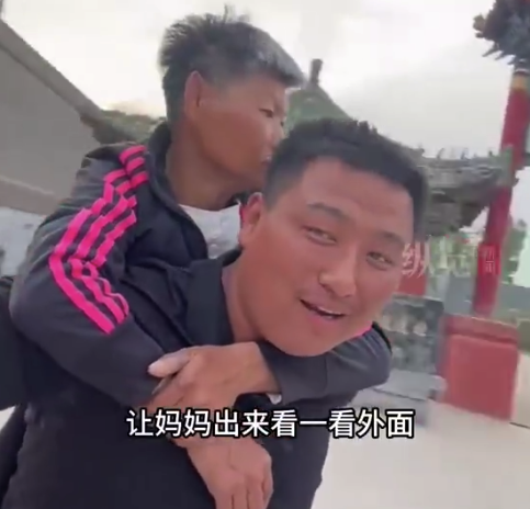 小伙改造三轮车带残疾母亲看世界：只要母亲开心，就会一直走下去