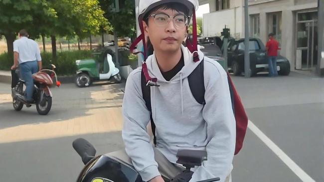 小伙遭遇剐蹭全程冷静处理