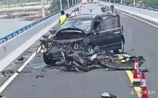 19岁摩托车手飞出桥坠海身亡