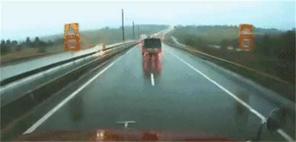 媒体:撞不动的卡车 撞不退的理想