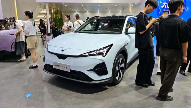 15分钟补能500km 极狐新阿尔法T5售11.98万起