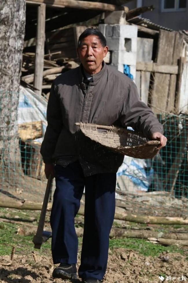 扶贫老书记去世 工资卡余额38.83元