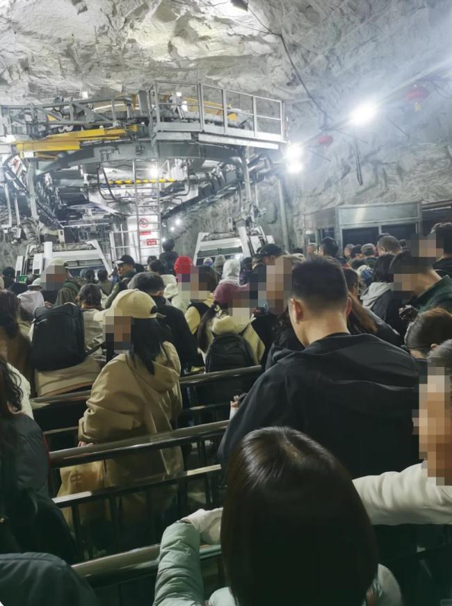 华山索道临时停运致数百游客滞留