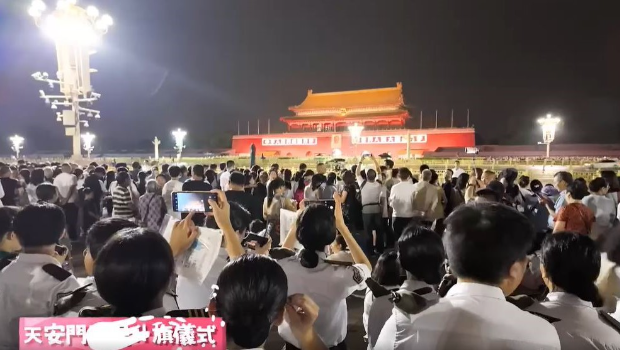 50位步操及护旗专队成员于天安门广场观看升旗仪式。 50位步操及护旗专队成员于天安门广场观看升旗仪式。