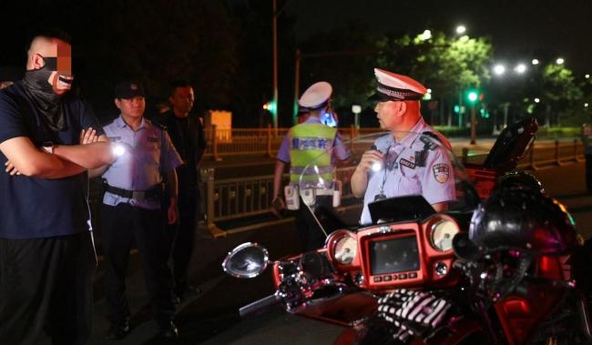 北京大兴警方严查炸街摩托