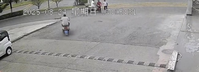 男子骑电动车撞倒2名老人逃逸：两名老人受伤比较重