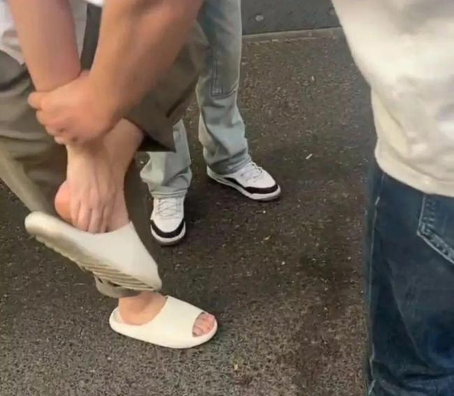 男子拖鞋藏手机偷拍女生裙底被抓