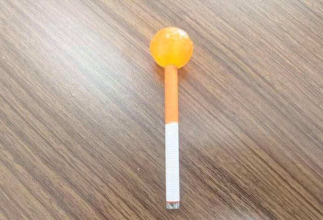警惕小学生中流行仿烟棒棒糖