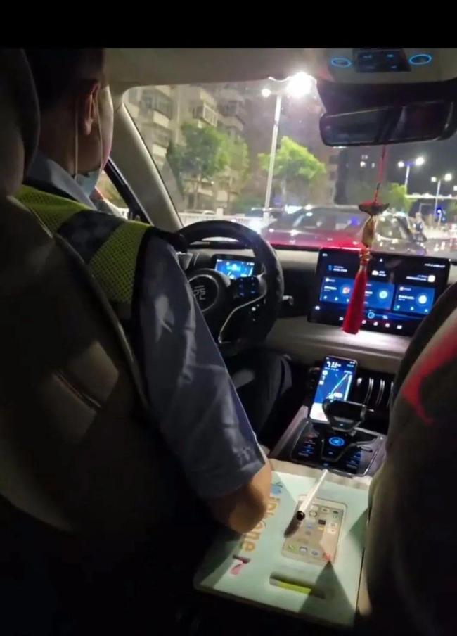 男子醉酒坐网约车遇查酒驾司机跑了