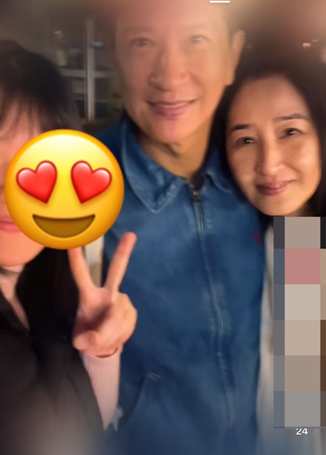 关咏荷亲切地与网民交谈，与帖主合照时更将头部放在老公肩上