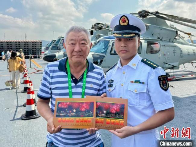 97年舰员谢回归获赠香港回归邮票