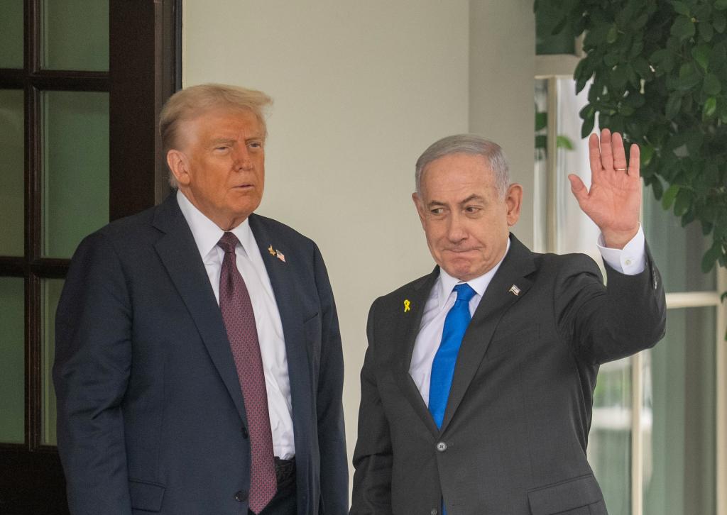 9月29日，在美国首都华盛顿白宫，美国总统特朗普（左）迎接到访的以色列总理内塔尼亚胡。新华社记者胡友松摄