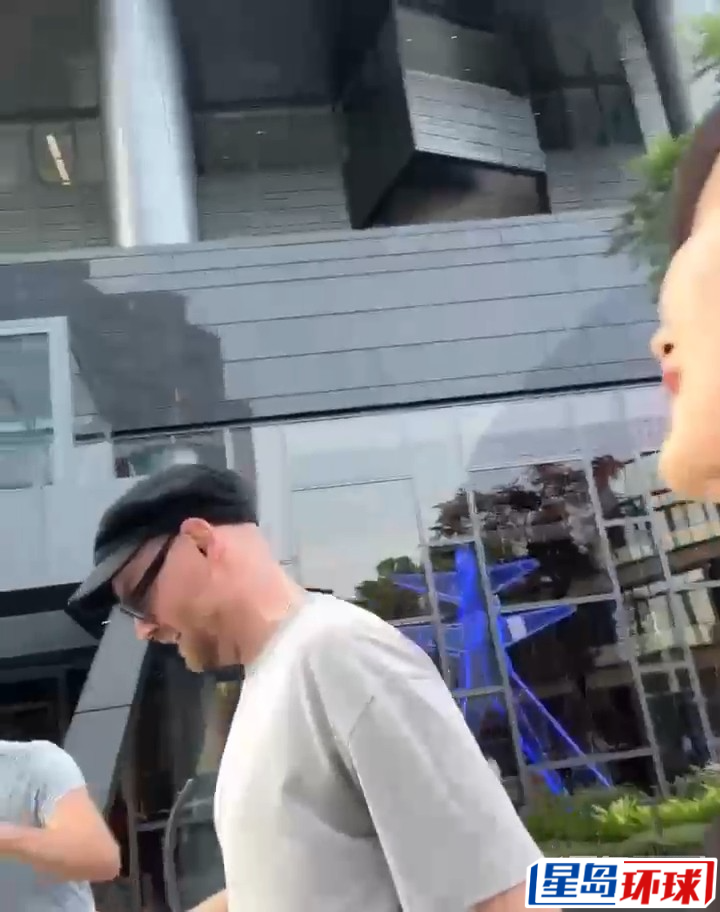 有网民今日下午在启德站出口野生捕获Coldplay结他手Johnny及主音Martin。 有网民今日下午在启德站出口野生捕获Coldplay结他手Johnny及主音Martin。