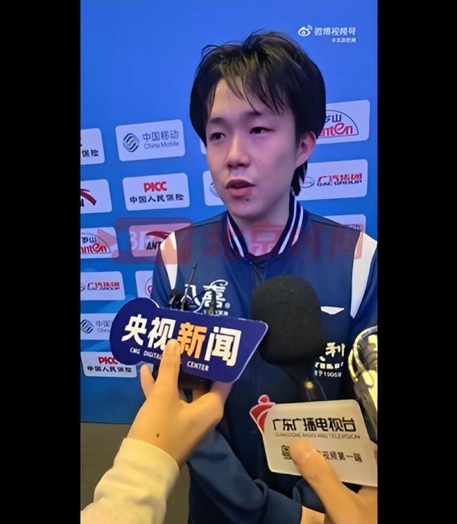 王楚钦说很艰难地走到樊振东面前