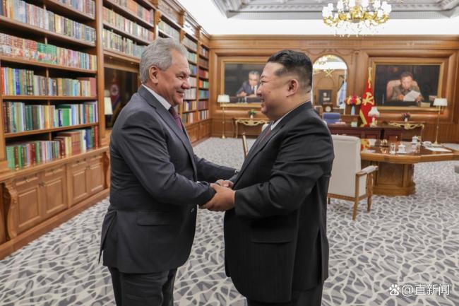 金正恩办公室罕见全景曝光