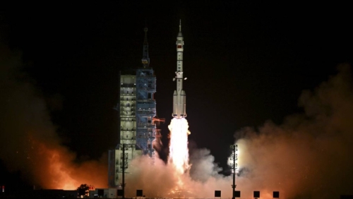 2024年10月30日，搭载神舟十九号载人飞船的长征二号F遥十九运载火箭在酒泉卫星发射中心点火发射。 新华社