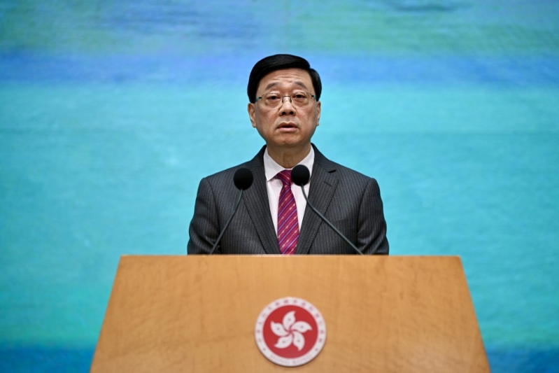李家超行会前见记者。