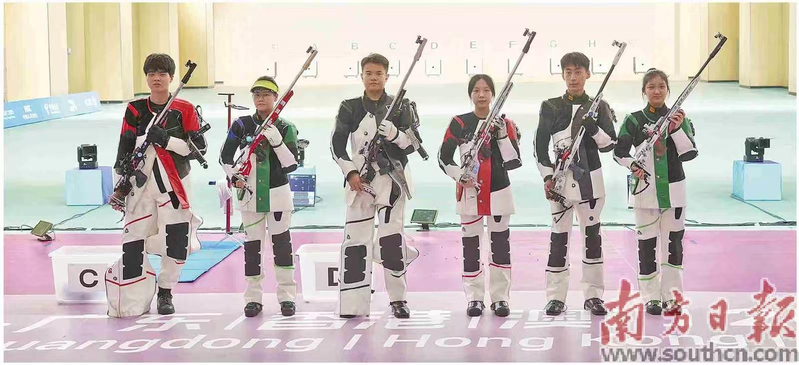 浙江一队（中）获得50米步枪三姿混合团体金牌。南方日报记者 姚志豪 摄