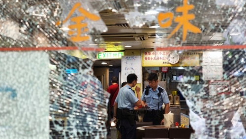 3大汉冲入粉岭餐厅打爆玻璃电视机