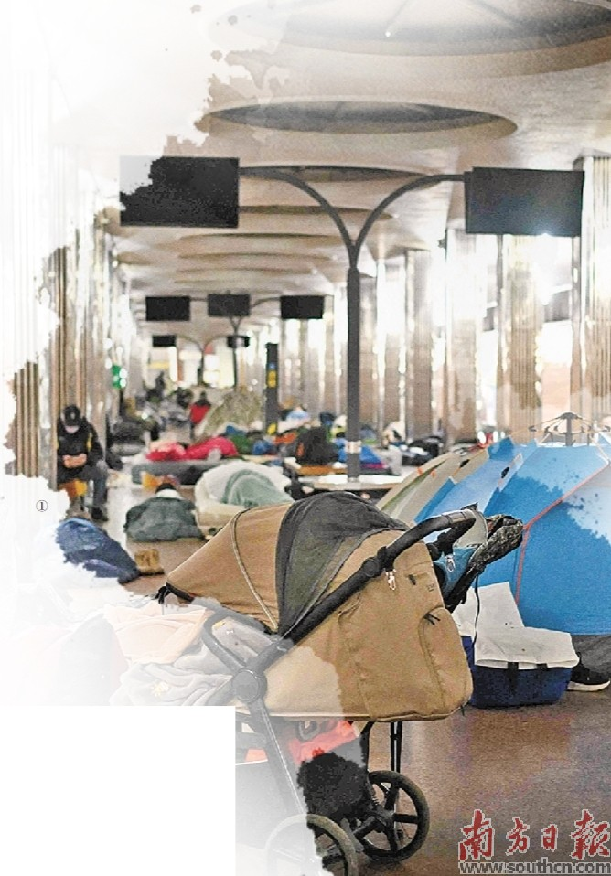 当地时间11月29日，乌克兰基辅遭到俄军空袭，民众在地铁站内躲避。 图片来源：视觉中国 