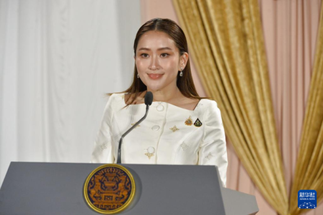 学者:洪森让泰国总理栽跟斗