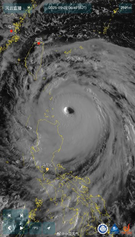 桦加沙 风眼:巨大白色漩涡翻腾：超强台风逼近华南沿海