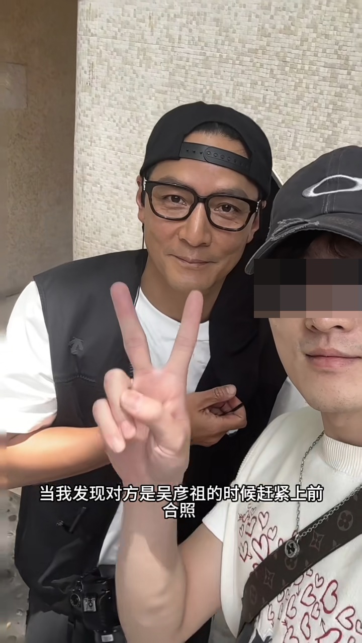 吴彦祖近日现身上海拍摄真人秀题材视频，首次化身摄影师。