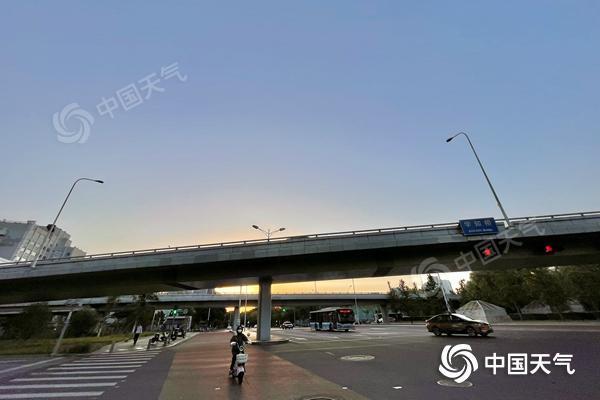 北京今天以晴为主,昼夜温差较大,最高29℃,最低16℃