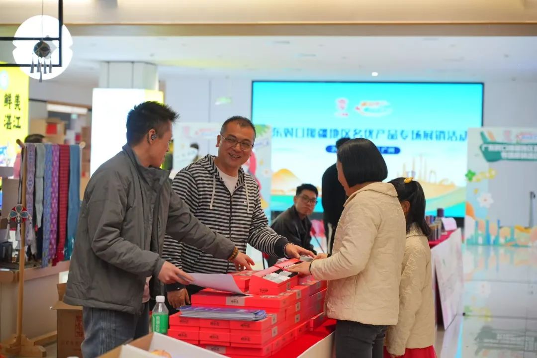 “疆品南下 粤品北上”体验馆,挑选“疆品”的广东市民络绎不绝。
